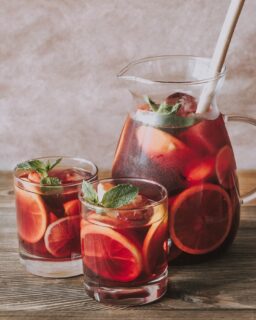 A light, refreshing twist on a classic Paloma—perfect for warm June evenings and backyard get-togethers.☀️😎
Ingredients:
1 bottle Malbec
1 orange, sliced
1 cup strawberries, sliced
1 cup peaches or nectarines, sliced
¼ cup orange liqueur (optional)
1–2 tbsp honey or simple syrup
Sparkling water or lemon-lime soda to top
Fresh mint
Instructions:
1. Combine Malbec, fruit, orange liqueur, and sweetener
2. Chill 2–4 hours
3. Serve over ice and top with bubbles
Pairs with: burgers, grilled steak, BBQ chicken
#CocktailoftheMonth #RedWine #RedWineSangria #WineCocktail #CocktailLovers #SummerCocktail #Sangria