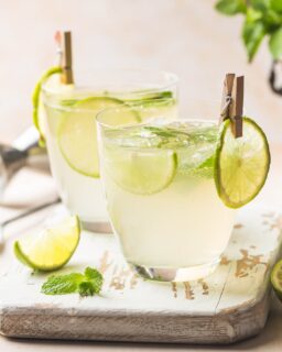 A wine-based twist on the classic!🍋🟩😋
Ingredients:
5 oz En Primeur Winery Series South Africa Sauvignon Blanc
Fresh mint
½ oz lime juice
½ oz simple syrup
Sparkling water
Instructions:
1. Muddle mint with lime and syrup
2. Add ice and wine, then top with sparkling water
Pairs well with: Grilled shrimp and seasonal vegetables.
#CocktailoftheMonth #WhiteWine #Mojito #WineCocktail #CocktailLovers #SummerCocktail