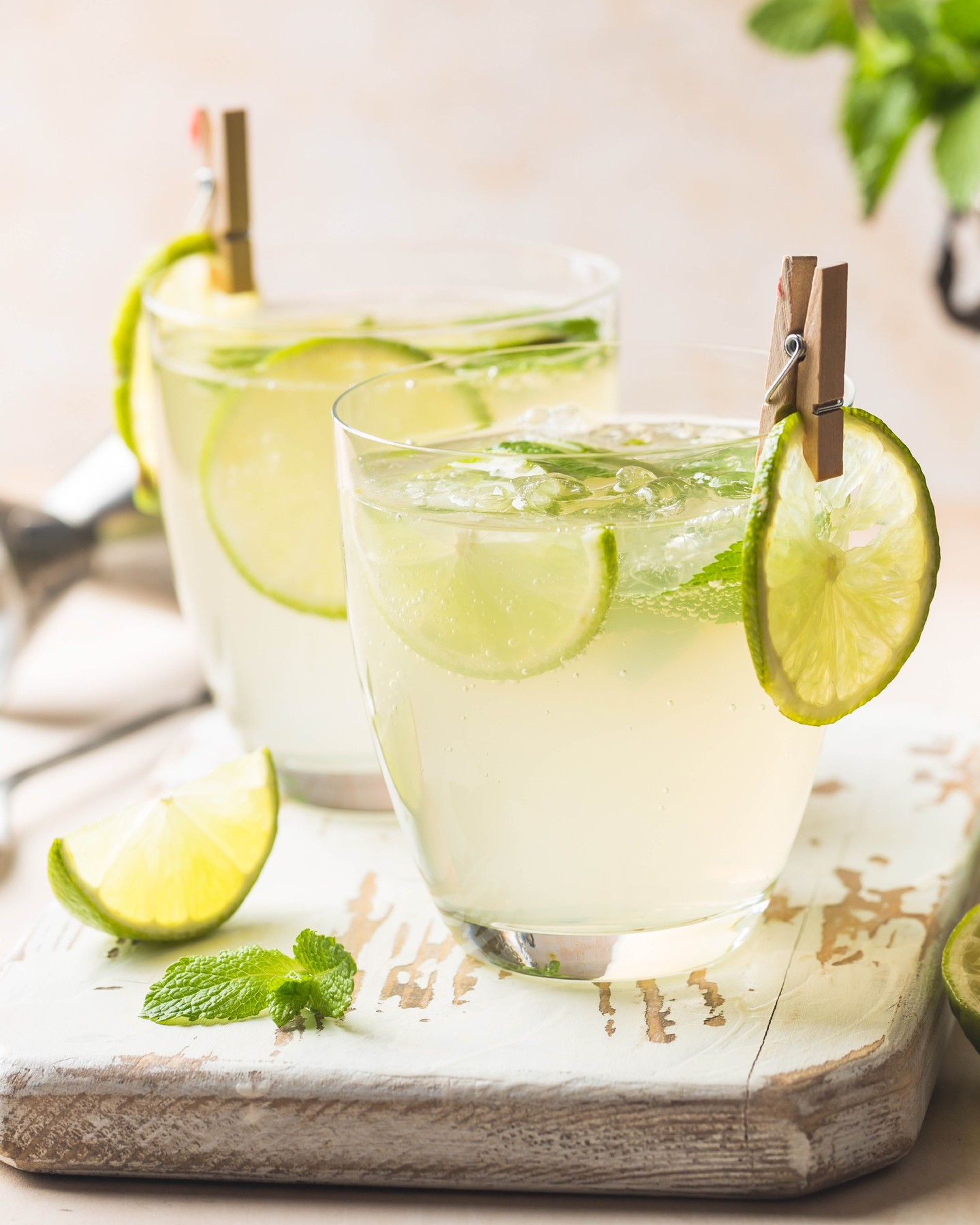 A wine-based twist on the classic!🍋🟩😋
Ingredients:
5 oz En Primeur Winery Series South Africa Sauvignon Blanc
Fresh mint
½ oz lime juice
½ oz simple syrup
Sparkling water
Instructions:
1. Muddle mint with lime and syrup
2. Add ice and wine, then top with sparkling water
Pairs well with: Grilled shrimp and seasonal vegetables.
#CocktailoftheMonth #WhiteWine #Mojito #WineCocktail #CocktailLovers #SummerCocktail